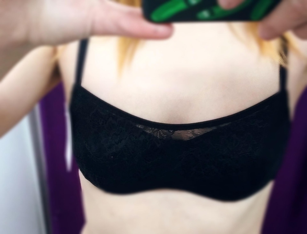 Хороший. Косточки поддерживают грудь. Самое то для маленькой груди и для тех, кто не любит пороллон и собирать свою скудную грудь в два комочка, типа: "посмотрите какие у меня горошины!")) Те, кому нравится естественность оценят. Девки, ну нет если сисек, дак хоть не городище вы из них два скудных комочка с пороллоном. Это выглядит ей-богу так смешно! Берите лифчики такие, как этот и не парьтесь))