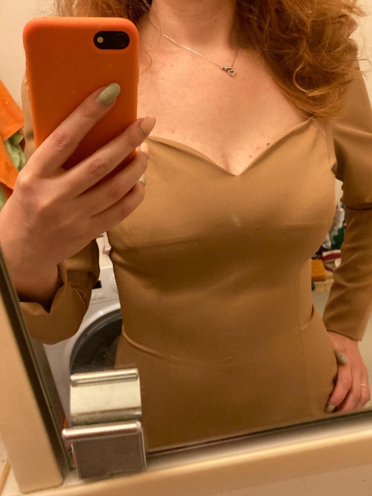 Очень неоднозначное платье. Я ношу в жизни 42-44, сначала заказала М, даже застегнуть не смогла, не сошлось, я в шоке. Перезаказала на L, и оно почти трещит на мне! На фото модели L😱 мой рост 174. смотрю фото девушек, которые вроде побольше меня, у них М , кто-то даже пишет бедра висят. Толи лекала у всех разные. Сама модель эффектная, но видимо только в темных цветах, т.к даже бесшовное белье видно. Дышать после бокала вина я в нем не смогла бы) идеальное платье доя плоских животов)) Но напоследок всё-таки добила полоса подкладки на груди (на фото видно) и оттопыривался верх. Если производителю чуточку доработать модель, будет крутецкое. Мое мнение)