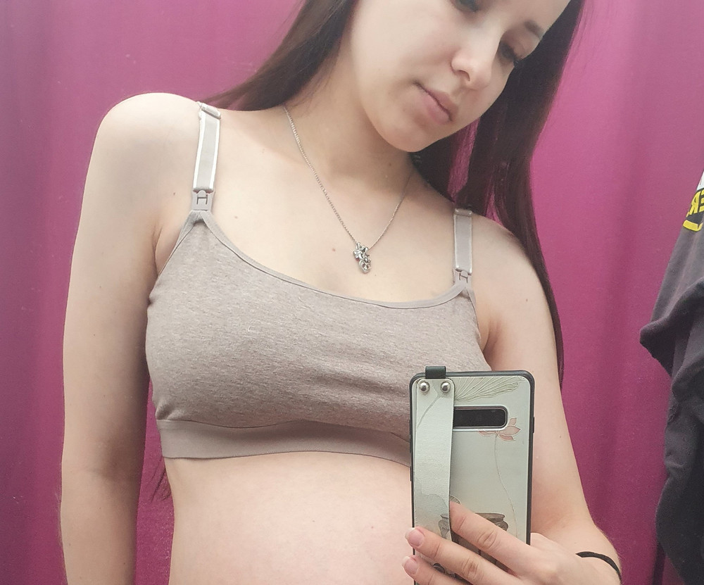 Топик хороший ,качественный, цена супер,  НО...Размеры странные,  я заказала несколько вариантов, чтоб померить и определиться. Взяла два коричневых S и M , и светлый беж M, в  итоге коричневый S был больше чем M, да ещё и цвет и ткань другие . Бежевый M соответствовал и цвету и размеру ,а вот с коричневым интересно вышло...
P.s. на фото на мне два одинаковых коричневых топа,но размером разные, беж не фоткала.