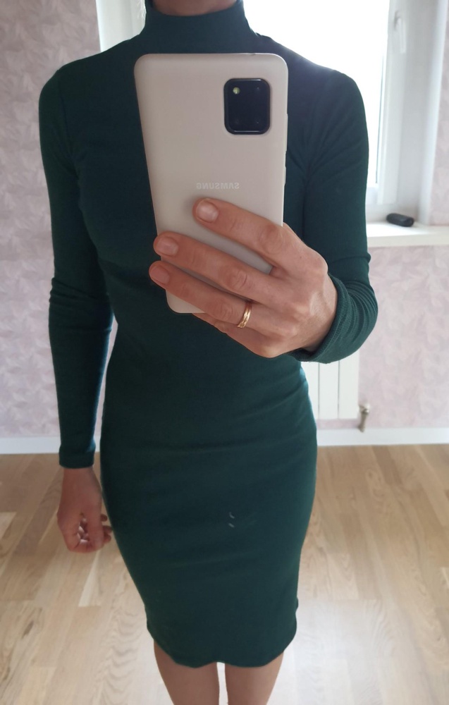 Удобное, не мнётся, цвет изумительный- одел и пошёл 🙂
В составе- 68% хлопка.
Заказывала 3 размера. На мои 88-64-94 больше понравился как сидит 170-92.