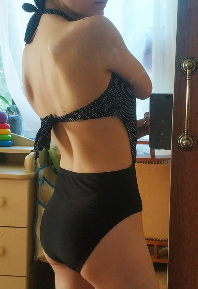 Заказывала 36 и 38 размер, пришли два 38... Ну в итоге даже не буду снимать за эту звезду, потому что он вроде сел неплохо, да и сам  купальник бомба💣ребят, ещё и за такие деньги. Кто писал, что несуразный, не стройнит и тд, девочки, ну нужно же понимать особенности своей фигуры, правда. На меня сел именно так как я и предполагала. В общем-то недостатки он может скрыть только в районе животика, если они есть) если что-то лишнее на боках, скорее всего только подчеркнёт. Ну благо у меня из недостатков только недавно появившиеся шрамы на животе, по этой причине и пришлось покупать слитные модели. Также груди совсем не осталось после кормления, но не беда, чашечки спасают очень хорошо, но чем больше грудь, тем лучше будет сидеть. В общем купальник для стройных с любым размером груди, думаю так. А качество просто 5+, чашечки после стирки не смялись, ткань мягкая, весь купальник двухслойный, в общем покупкой очень довольна.