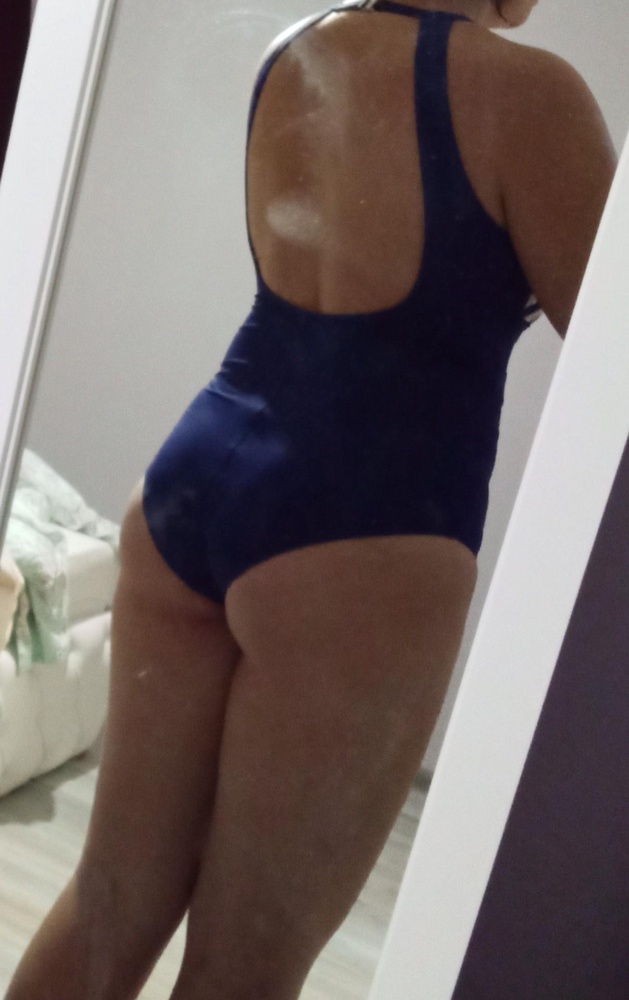 Купальник классный. Я сняла чашечки...хотя грудь у меня не большая, но без них смотрится лучше...в этом купальнике выгодно смотрится пятая точка....купальник не прикрывает всю попу как бабушкины труселя.....рекомендую. размер в размер.