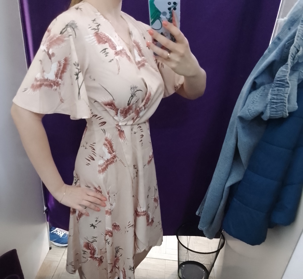 48 на 46 большеват в груди и талии. Материал 100% полиэстер. Смотрится красиво и необычно.