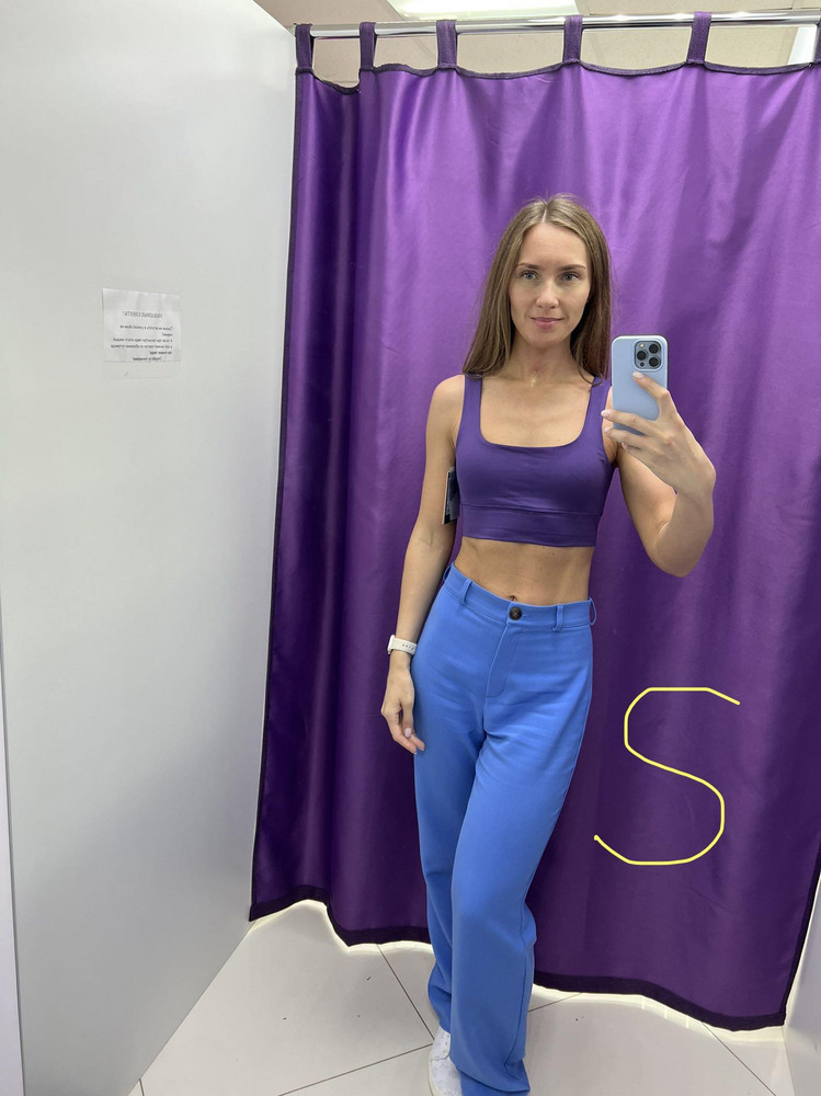 Классный топ))) купила в дополнение к лосинам. Из двух размеров (S и M) выбрала S, хотя оба сидели неплохо. Как и писала другая девушка, немного вылазит подклад, не критично) наверно, титюлечки маленькие, нет натяжения))) очень довольна покупкой, это уже второй топ данного брэнда! Спасибо за красивую и доступную спортивную одежду!