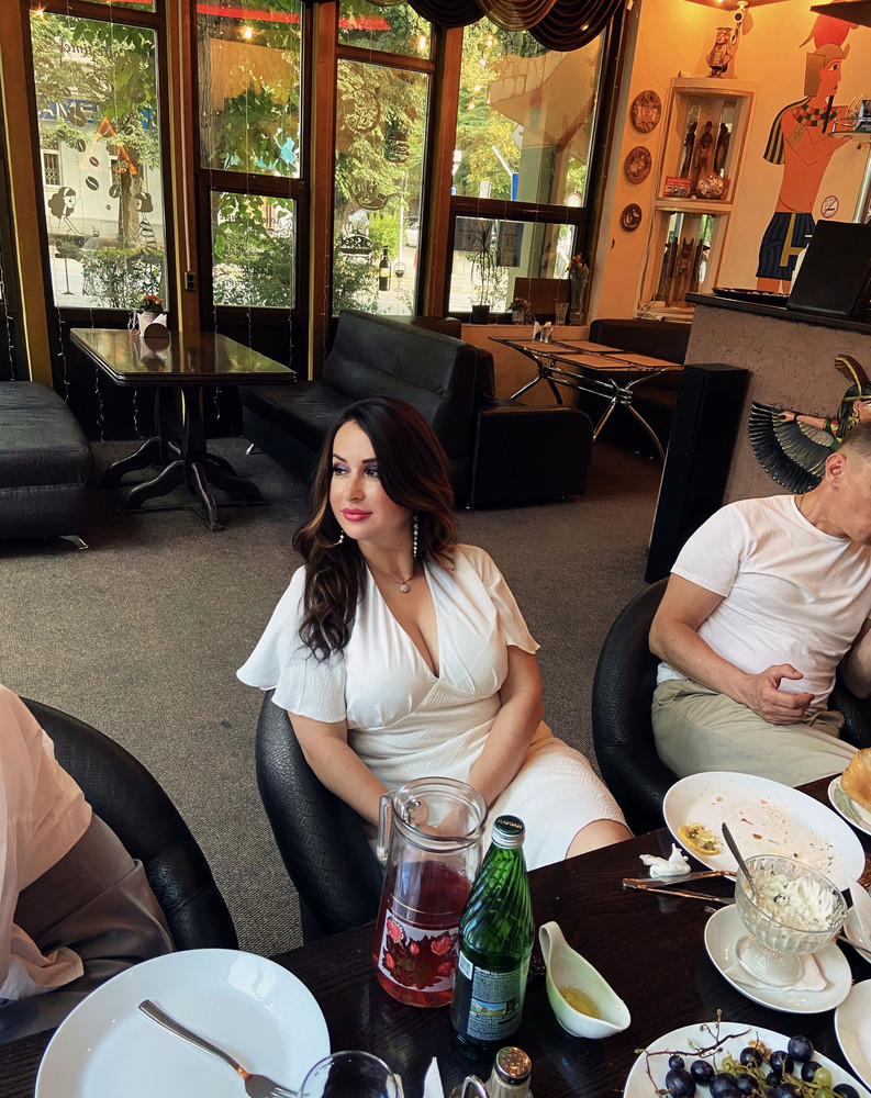 Платье шикарное, но снимаю звезду за порнографические чёрные завязки. Это прям было ни к чему!!!! Мне так понравилось это платье,банты убрала, и вот парадокс окрасилась ткань от дешевой тесьмы, теперь только через ателье буду решать проблему. Кто не заморачивается бантами, к покупке рекомендую, кто готов заморачиваться, тоже рекомендую 😂🙈👌