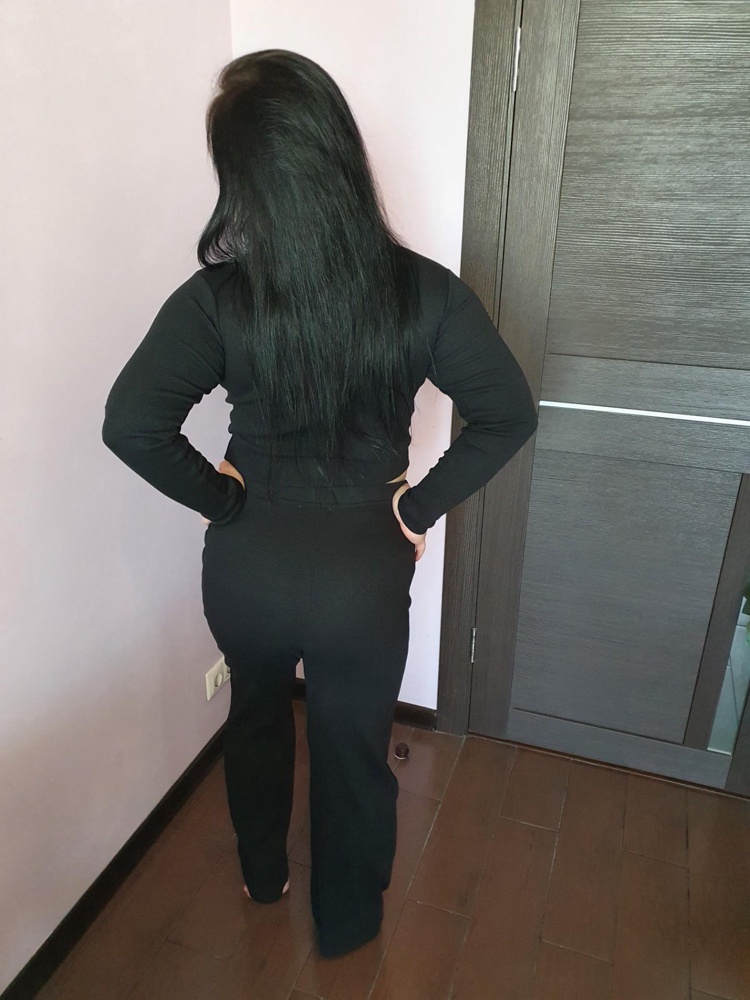 Как и писали ниже, ткань действительно очень приятная к телу. Сшит аккуратно. Обычно ношу 50 размер, но благодаря тому, что ткань хорошо тянется 48 размер сел хорошо.