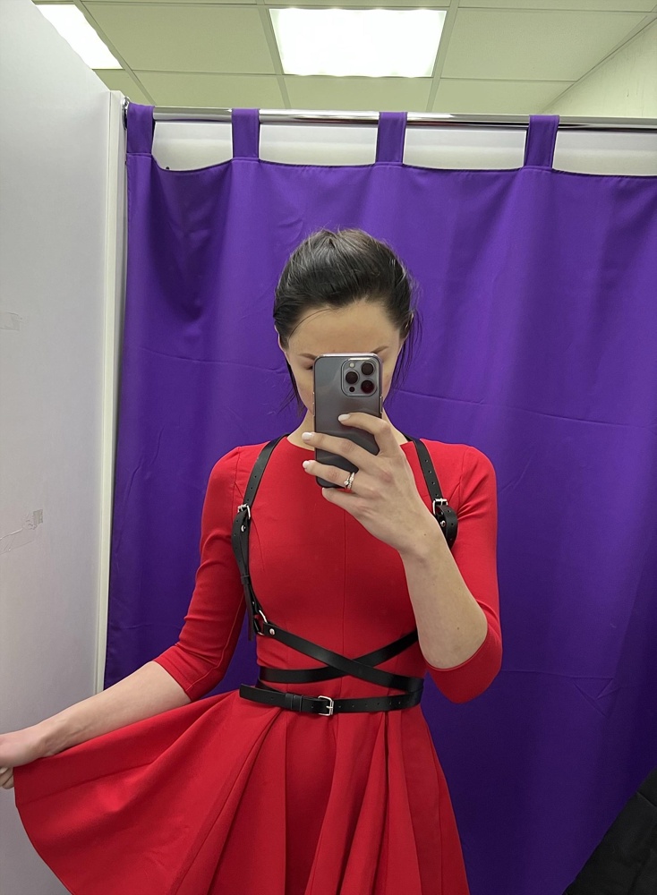 Хорошая вещь, можно брать. Размер соответствует, регулируется. Выглядит не дёшево. Упаковано было так себе, и ещё крошится очень. Но за эти деньги я довольна. 