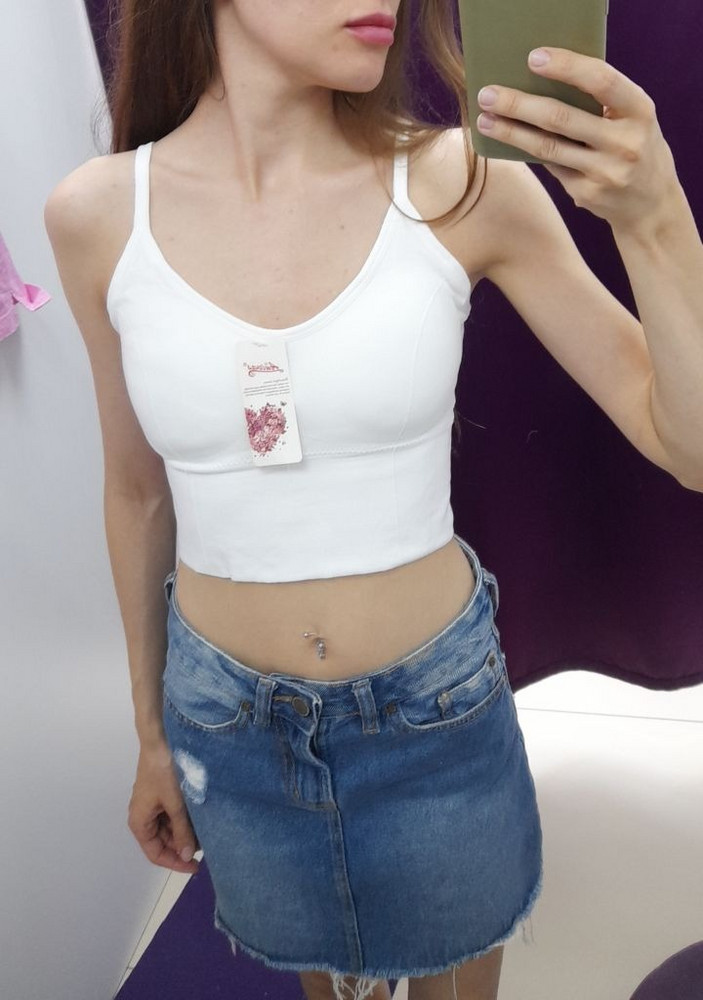 Пришел с небольшими пятнами, и немного растянутый, у меня 2xs чашки очень сильно просвечивают, бретельки отличаються по цвету но это не критично, сам топ хороший, цене 316 рублей 🤪соответствует,  посмотрим как будет после стирки.