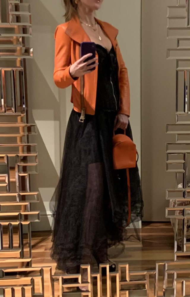 Эффектная юбочка. Я заказывала на параметры 90x60x90 размер XS. Подошло идеально. Визуально отличается вышивка на поясе от главной фотки этой юбки на сайте.