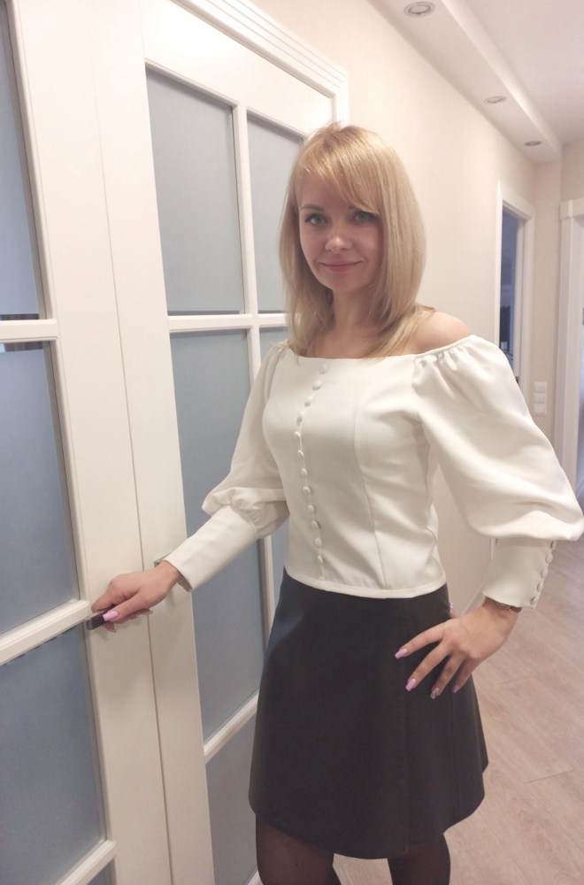 Нарядная блузочка, размер один и тот же по факту у всех разный. Остальные цвета в 46 размере короче и уже.Рекомендую заказывать несколько.Ткань приятная к телу. Мой выбор белая.