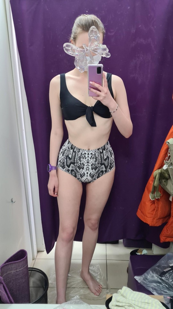 Красивые плавки, посадка на самом деле немного ниже пупка, но можно натянуть :)