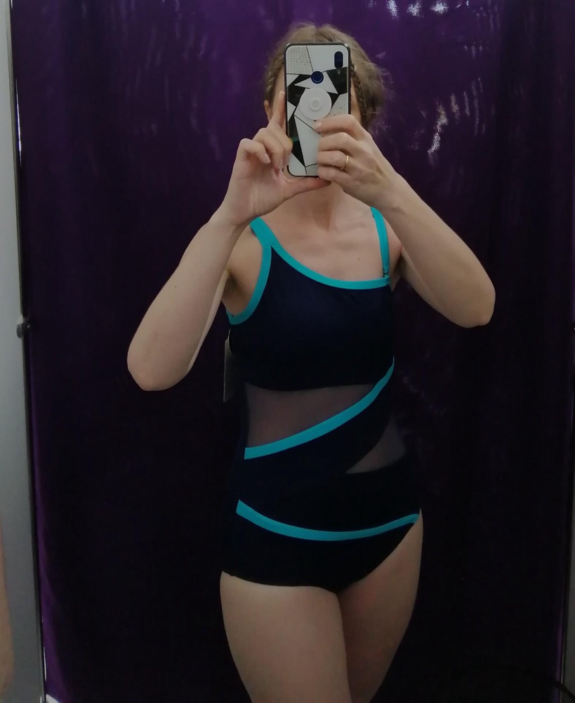 Мой размер 44-46,решала взять 44, сел хорошо, скрывает все недостатки. Соответствует размеру