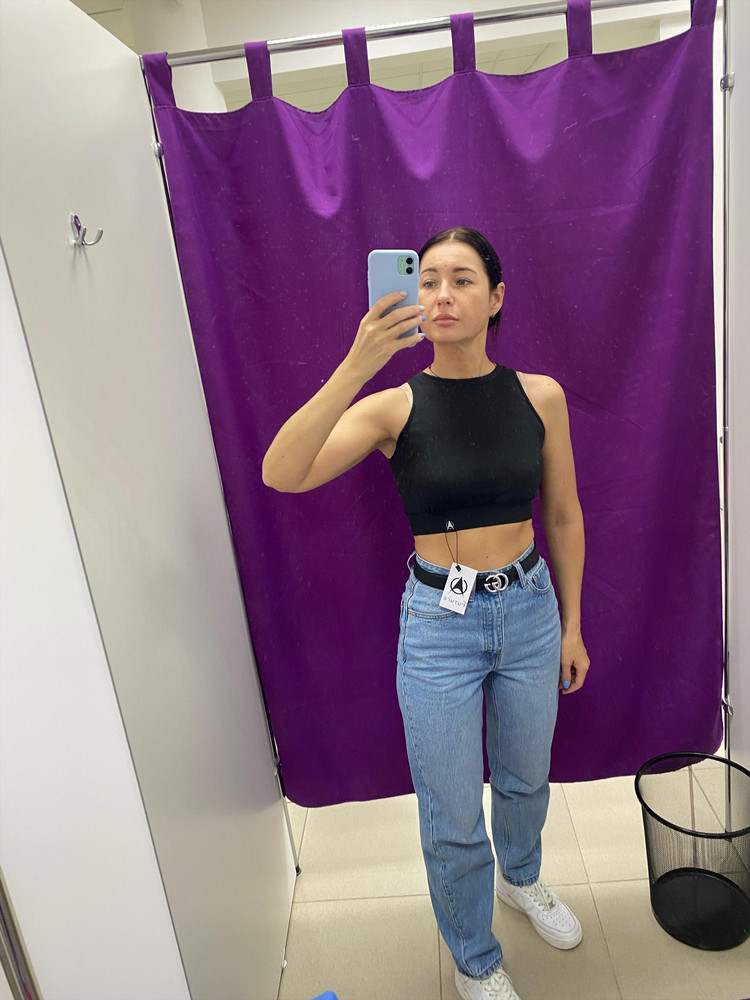 Майка супер. Перезаказала на размер меньше. Т.к. не очень держит грудь. В груди свободно ОГ 83 см. Запаха не было. Резинка не давит, у меня ОТ 64 см. 