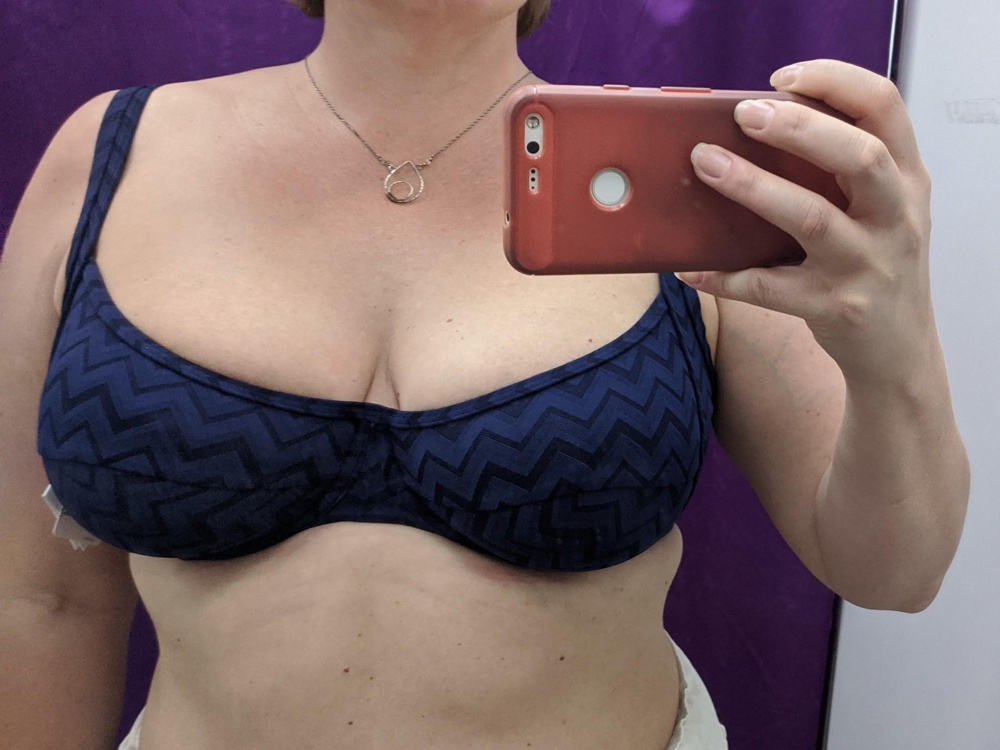 На об 114, под грудью 95 в объеме туго(зато держит) и грудь сильно сплющило. Форма не подошла. Поролона нет никакого, на косточках. Ткань потрясающая - это не рисунок, а фактура ткани. 3400 р, не выкупила.