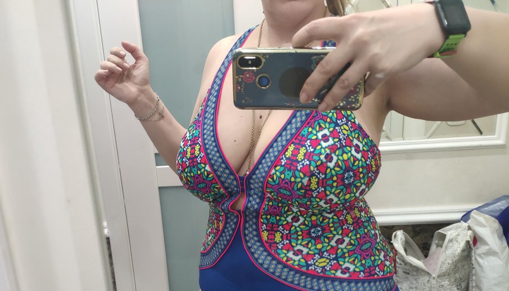 Красивый купальник . На загорелой коде вообще будет огонь.  Но жалко, большую грудь не держит. Не хватает завязок на верху или подтягивающих элементов на лямках .