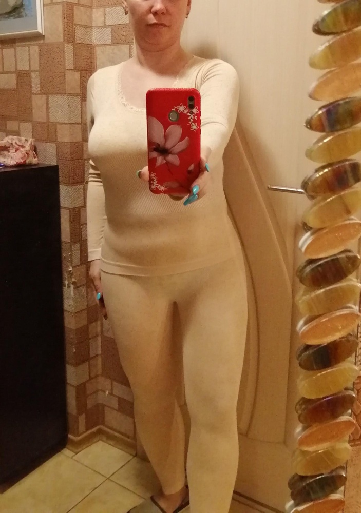 Очень уютный костюмчик. На улице пока не тестировала. Брала на свой 48р. Сел идеально. Качество отличное, материал приятный. Ничего не сползает и маломерит.