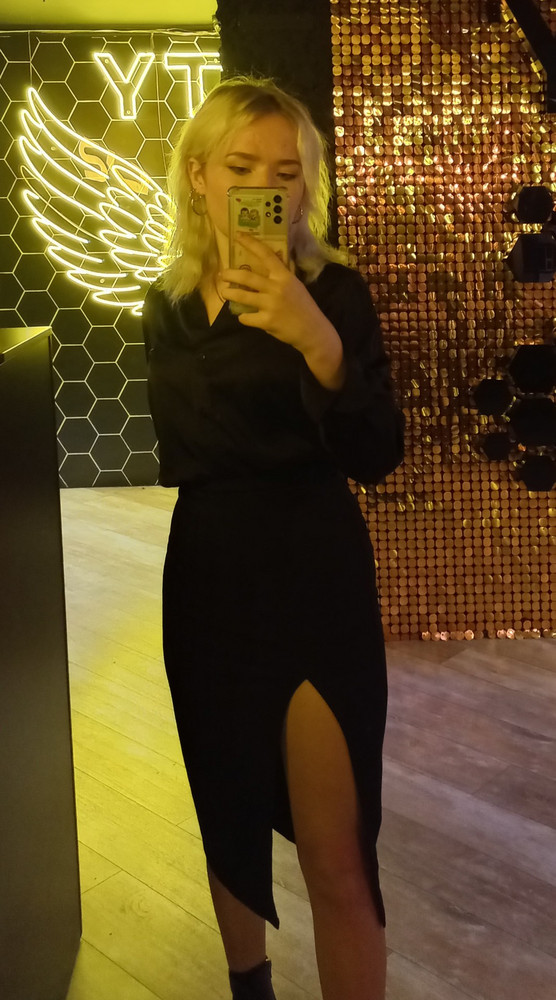 Юбка супер, плотная, костюмах ткань, вырез пропорционален, в общем советую, но талия узкая очень, если у вас размер 44 стандарт, то лучше брать xs