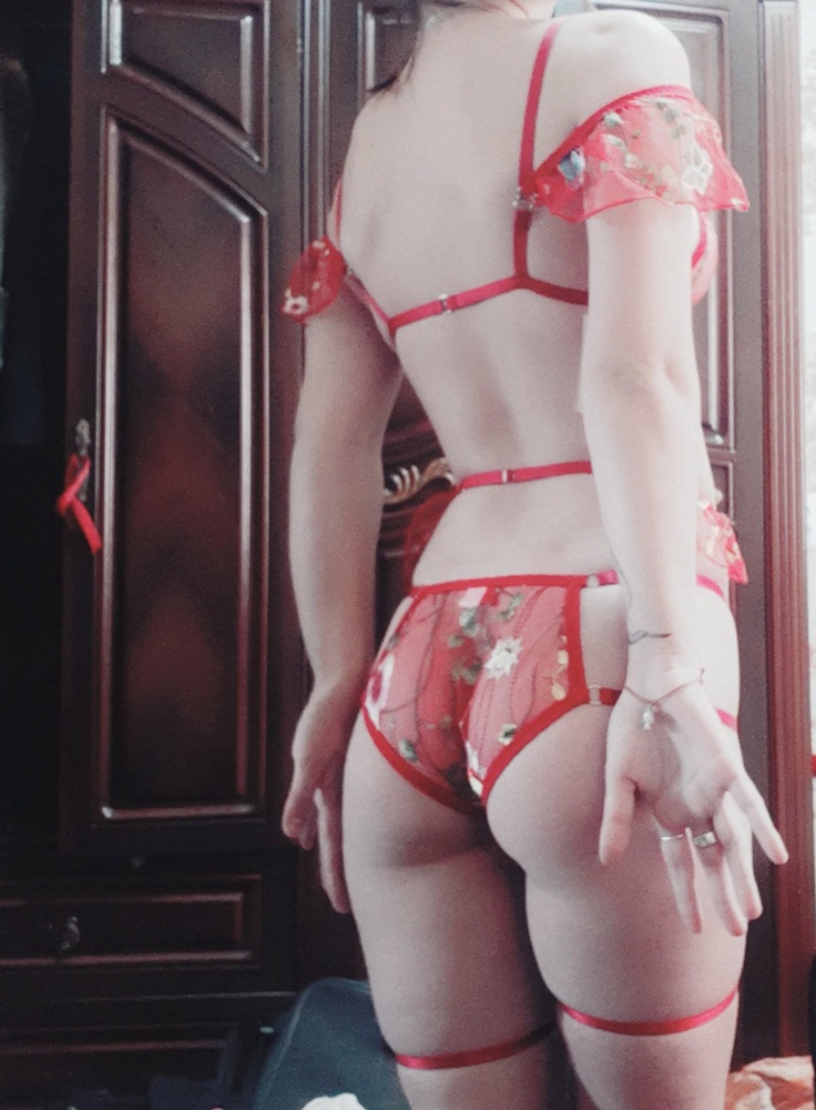 Чудеса! Прекрасная комбинация. 
Чувствую себя феей (:
Заказывала вместе с комбинацией "La Bella", оба комплекта замечательные! 
И милые записочки в придачу! Спасибо за такое внимание к покупателям.
Удачи вам с продажами.