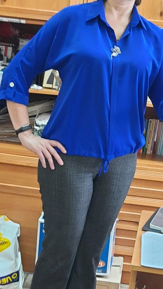 Блузка неплохая, цвет очень красивый, насыщенный. Ткань к телу приятная. "Бриллиант" в наличии. Практически не мнётся.