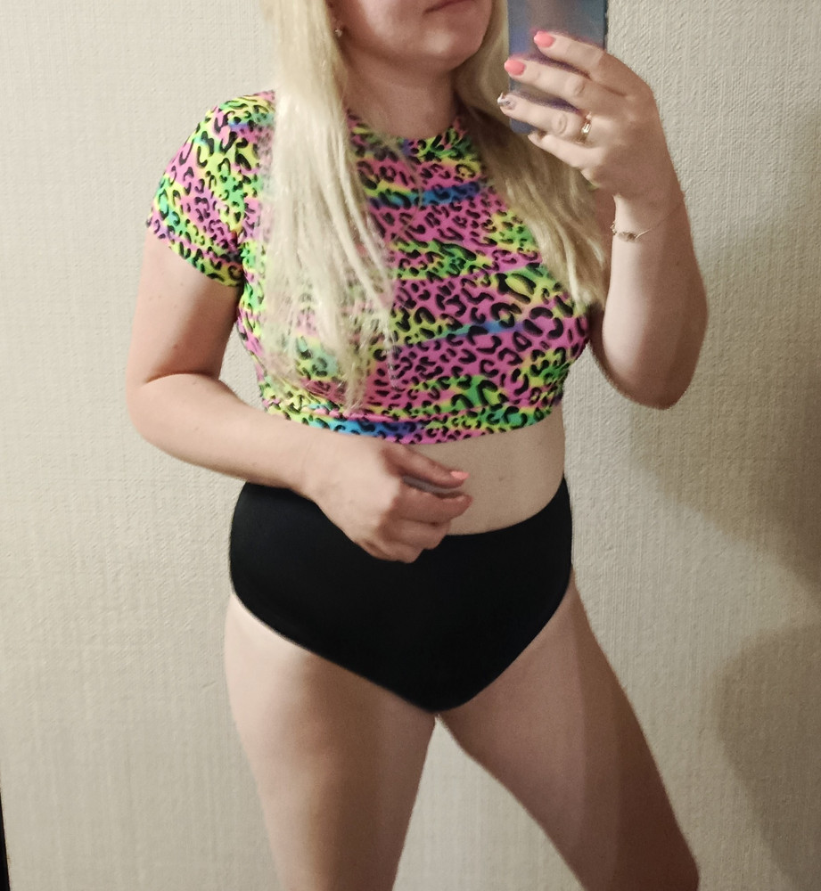 Качество отличное. Топ яркий, плотный. Принт четкий. Примеряла без бюста, планирую одевать на пляж. Не просвечивает. Форму держит.Всё отлично. 
На мой верх 48 L хорошо сел, не тянет, не пережимает внизу.