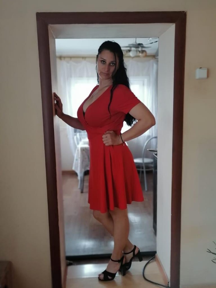 Хоть ткань и простая, но платье очень нарядное!