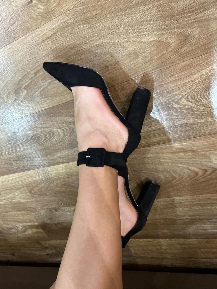 Крутые! Рекомендую. На свой 37 взяла 38, немного свободен, но я так и хотела. Ногу держат за счёт ремешка. Пришли новые,чистые, не б/у . На узкую стопу, на полную врядли также красиво сядет 