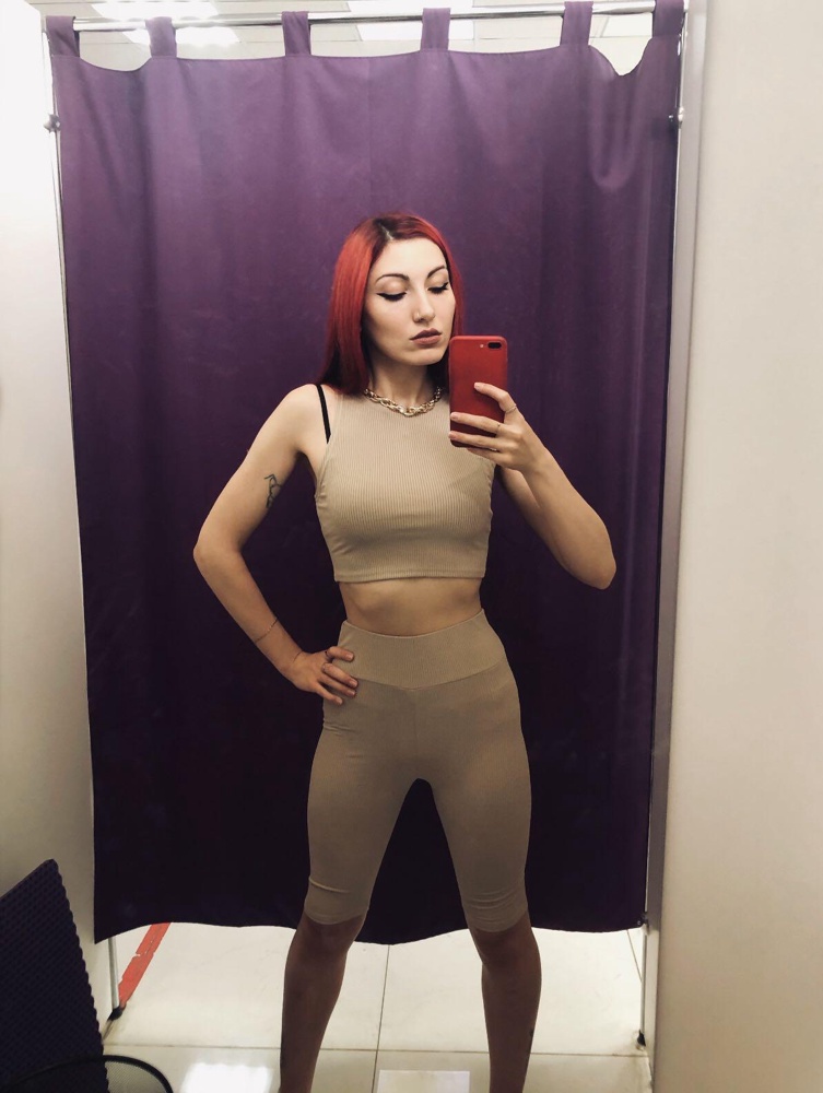 Костюм шикарный)) только забрала, уже пишу отзыв, большая редкость для меня. Дополню позже ещё обязательно) Материал приятный, нигде не жмёт, затяжки легко не делаются, не думаю, что материал быстро скатается. Прошито всё хорошо, размер в размер. Смотрится эффектно и сексуально! Хорошо подойдёт под стринги, чтобы лишнего ничего не выпирало 😁. Не просвечивает. Идеальный! Спасибо! 