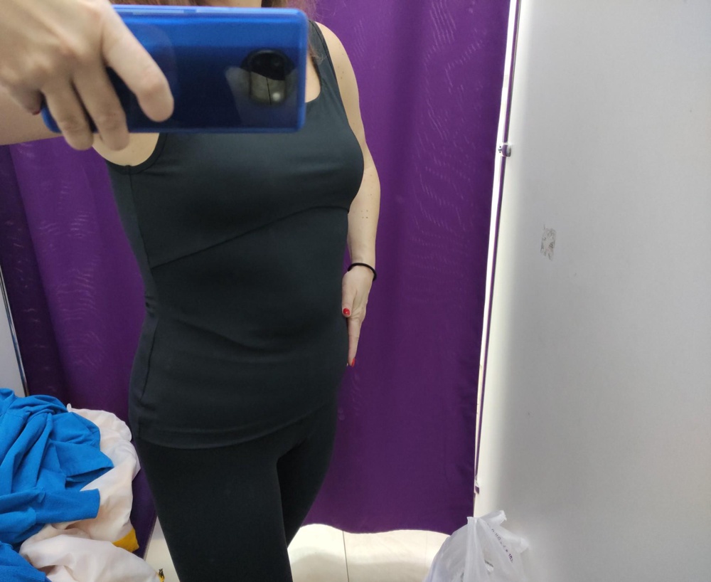 Очень приятная ткань. Плотная, тянется, но упругая. В области груди чашечки внутри. Очень комфортно сидит. Спасибо.