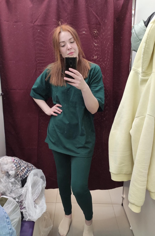 Качество слегка стрёмное. Нитки лопаются когда одеваешь штаны. Как бы у меня зад не большой)))) размер в размер. Взяла ходить свободно и удобно . Не стирала, но уверена что полиняет и вытянется. На сезон, не больше