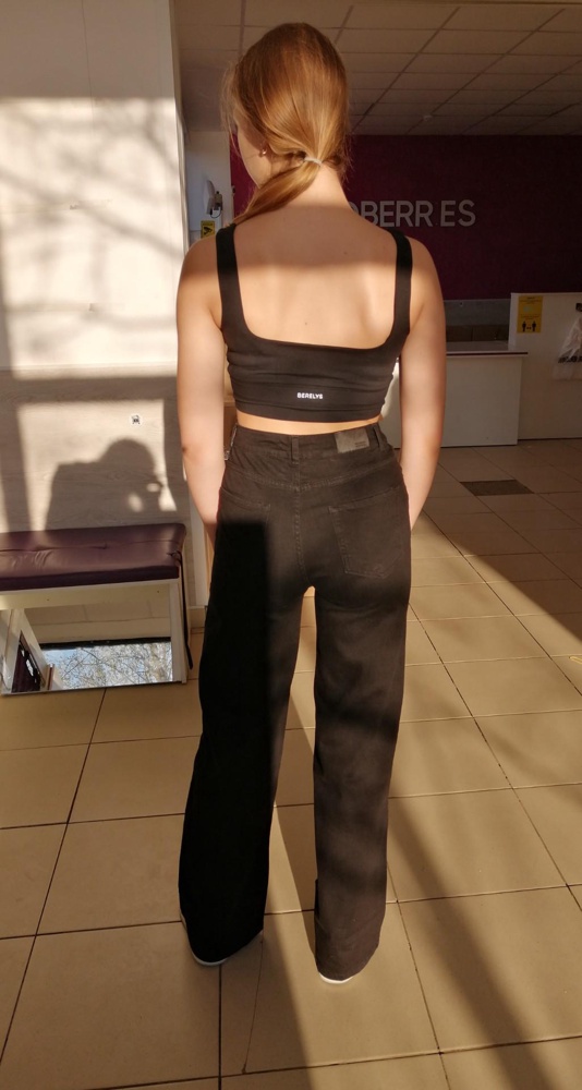 Отличный топ, с чашечками. Ткань стрейчевая, но не сильно синтетическая. На ОГ 86 хорошо подошел. Я довольна!