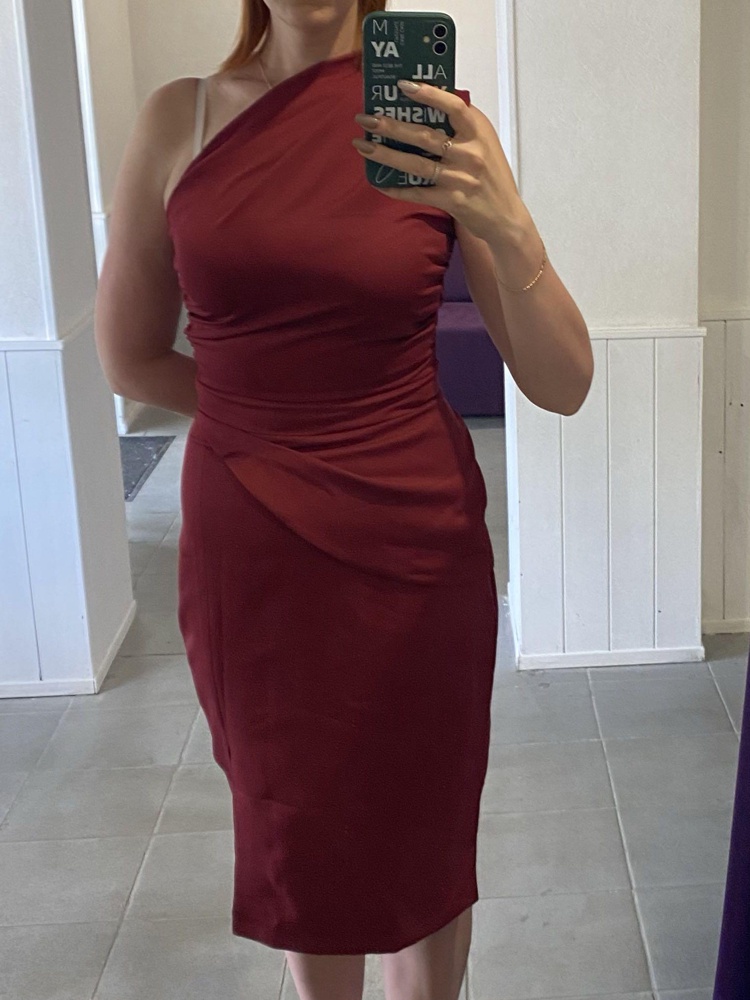 Размер 44, обтягивающее, кому нужно посвободнее, лучше взять на размер больше. смотрится очень красиво, на любое торжество подойдёт. Около молнии сбоку немного торчат нитки, но это не критично. Рекомендую к покупке. 