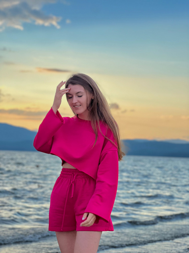 Отличный костюм, не вылезаю из него! На размер S сел отлично, не линяет, после стирки цвет не теряет. Заказала ещё один костюм от этой фирмы уже на холода, уж слишком понравилось!