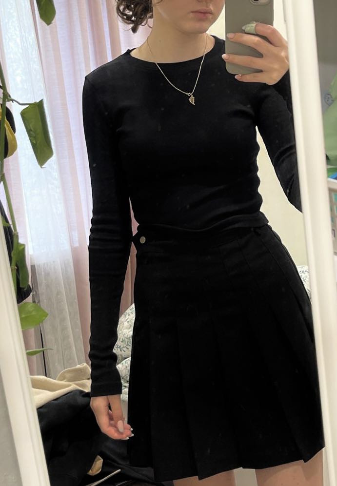 На рост 160 оказался длинным( очень длинным), до середины бедра , на фото короче намного, хоть и рост модели 173, на рост 160 не должно быть настолько длинно, расстроило, ожидала именно укороченную водолазку, по логике на мой рост должна была закрывать живот, но не ниже(( возможно отправили не ту модель - Незнаю. возвращать не стала отдам подруге, но осадок остался, потому что искала именно укороченную. Доставка вовремя, отправили быстро.