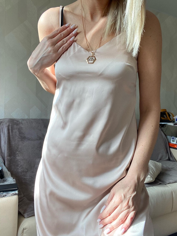 Какая же нежная ткань…очень приятная! Это платье прошито 2-мя слоями ткани и с внутренней стороны, к телу, прилегает той же неделе стороной. Потрясающе! Как все продуманно в этой модели! Создаётся впечатление очень дорого вещи! Очень довольна качеством и кроем модели. Рекомендую!