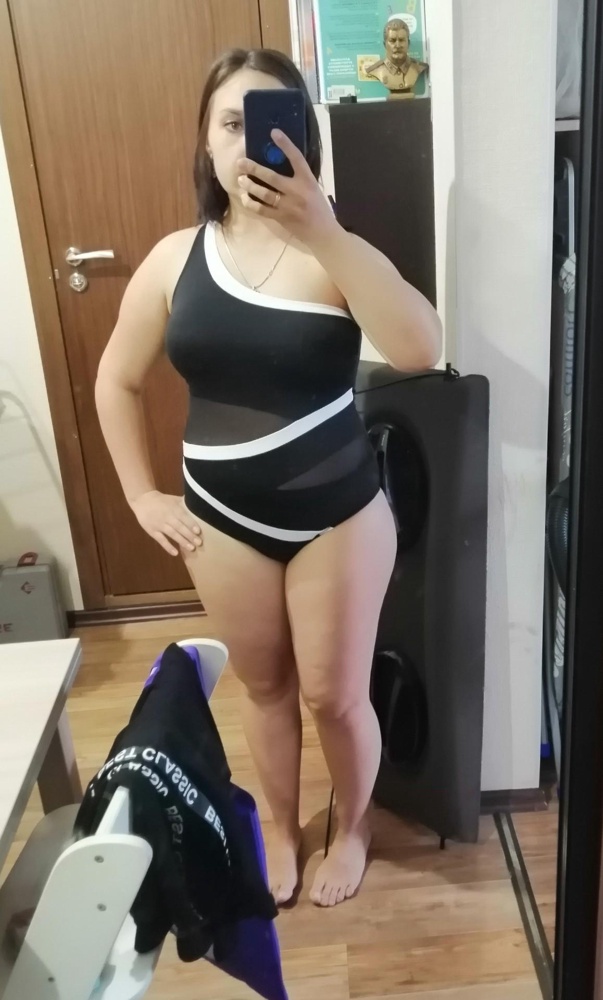 На свой 48 размер взяла 50.Подошел отлично. На рост 160 сел тоже хорошо. Лямка не давит. Всё по фигуре. Рекомендую