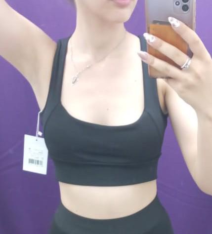 Отличный топ. Брала дочери, ей очень понравился. На параметры ОГ 85 размер XS подошел идеально. Замеры топа: полуобхват резинки 32 см (тянется до 40), полуобхват груди 35. На грудь побольше будет эффектнее смотреться. В лифте есть поролоновые вставки. Товар рекомендую. Спасибо продавцу