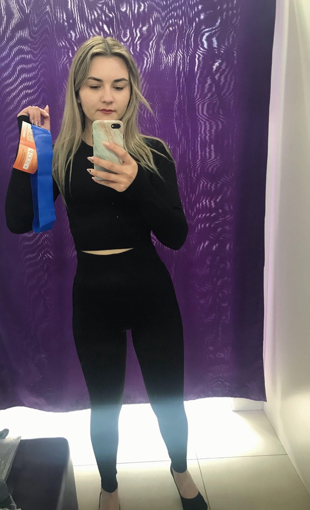 Костюм супер, заказывала 2 чёрный и серый, серый не понравился, т.к. цвет не подошёл больше голубой чем серый( А чёрный отлично сел, размер подошёл, качество очень хорошее)