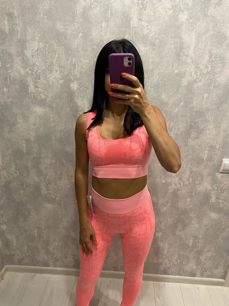 Красивый костюм!Ткань достаточно плотная.Топ очень тугой,у кого большая грудь не поместиться)