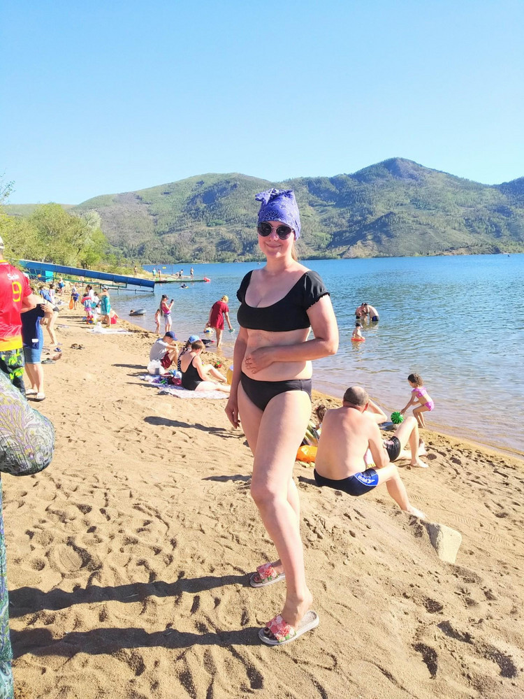 На ОГ 94 рост 170 подошел размер L (48-50), ношу размер 46-48, застегнула на минимальный обьем, можно было и M, но у меня широкие  плечи и в M тесно. Качество хорошее, в составе нейлон.