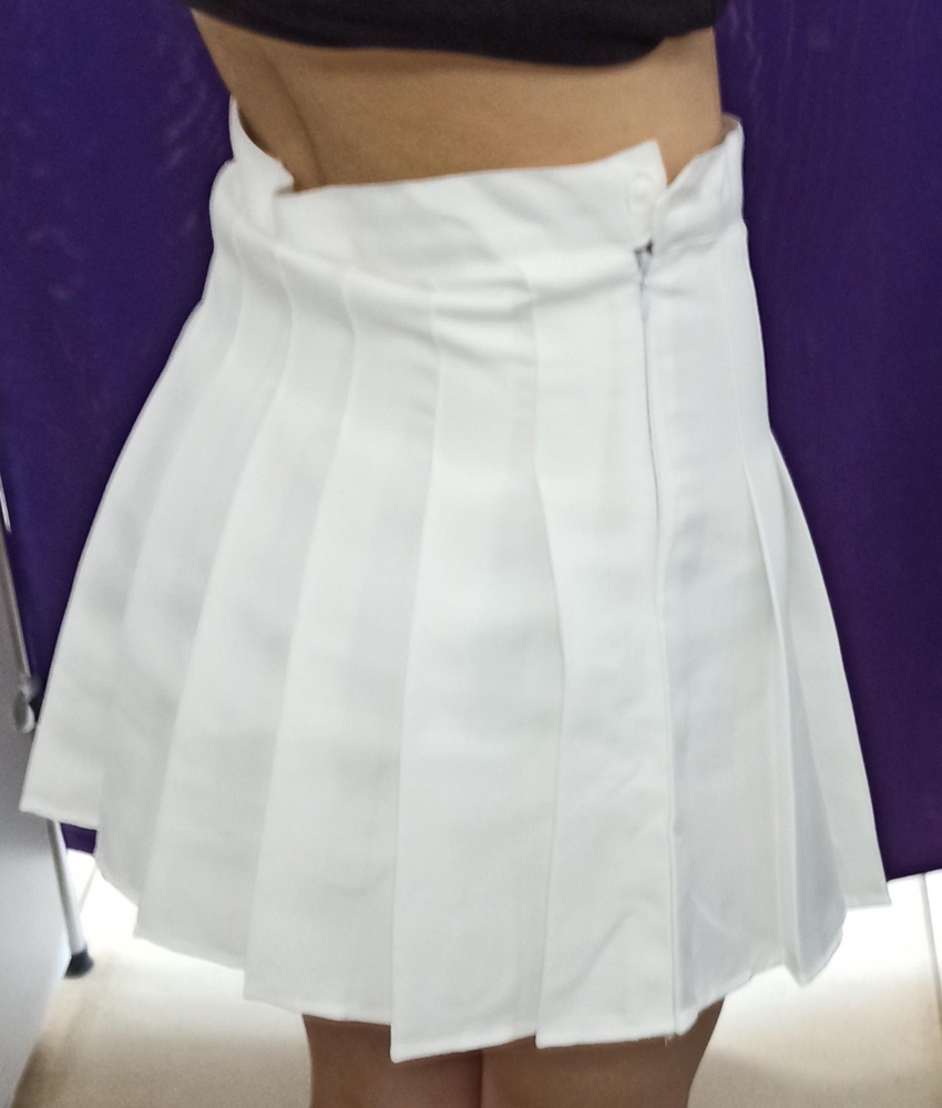 Параметры: рост 154, ОБ 89, ОТ 65.
Качество нормальное, была одна нитка возле молнии, шорты присутствовали, тянулись, но цветное белье просвечивали (не могу записать это в минусы, просто факт). Было немного тесновато в бедрах, когда надевала, но в принципе в юбке комфортно. На талии, где молния, есть пуговица, но дырка была слишком маленькой, чтобы продеть пуговицу (хотя это решается ножницами, но в пункте выдаче у меня их не было). В талии немного велико, но могло быть хуже, потому что часть собралась сзади (из-за того, что шорты сильно натянулись). На мой рост не короткая. Думаю, в размере L я бы утонула. Вернула.
