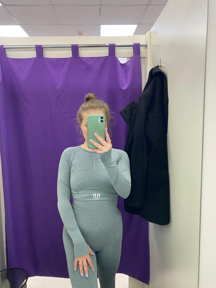 Отличный костюм!Сел как влитой,даже на неспортивной фигуре смотрится отлично🤤Девочки берите,не пожалеете!Размерная сетка соответствует.