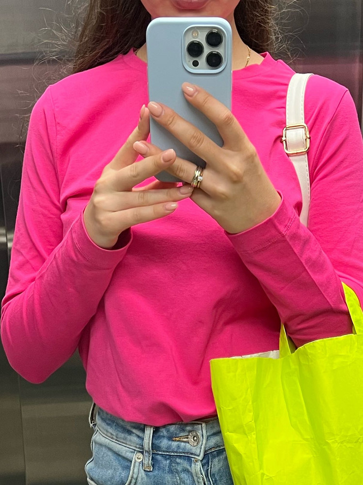 Крутой лонгслив, безумно приятный к телу. Рукава то, что нужно, не короткие. Цвет брала фуксия - цвет бомба 🔥🔥🔥. Хочется скупить во всех цветах. Отличная базовая вещица.