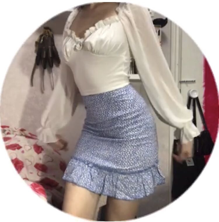 За эту цену Очень классная юбка, рост 164 ( 64, 94 ) Лёгкая, но в то же время улетать на ветру не будет из-за строчки снизу и это супер плюс🤍🫐🤍