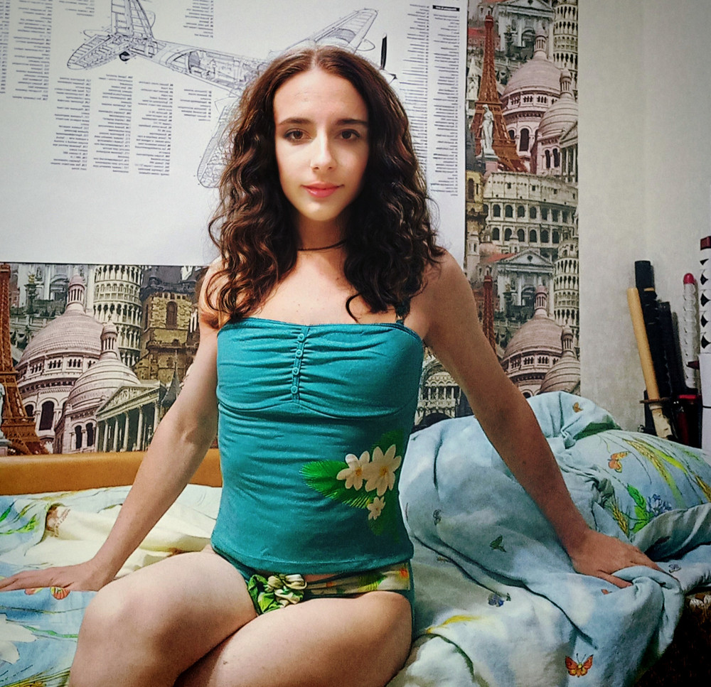 Приобрёл купальник для своёй девушки, она стала носить его под одеждой и носит сейчас просто как повседневное бельё, часто красуется перед зеркалом, иногда даже спит в нём, Купальник ей нравится она одевает под платье или под лёгкую одежду, под топ одевает юбку, шорты или джинсы.
Купальник у неё действительно очень красивый, может быть куда откровеннее нижнего белья. Она говорит что он удобный и плавки стройнят лучше любого белья, красиво и эстетично! и ей очень нравится, удобен и не жмёт (не чувствует что что в купальнике) носит как бельё. На пляже в нём купаеца но не загорает, дожидаеца когда высохнит.