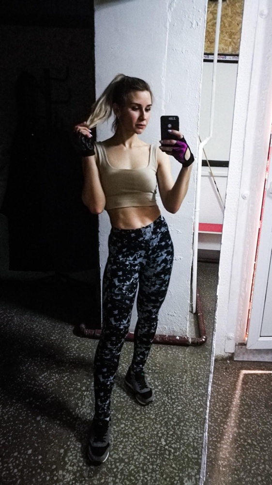 Шикарный топ, просто космос!
Мой любимый)
Чашечки съёмные, но я не снимаю
Можно и в пир и в мир и в тренажёрный зал) материал универсален 👍🏼