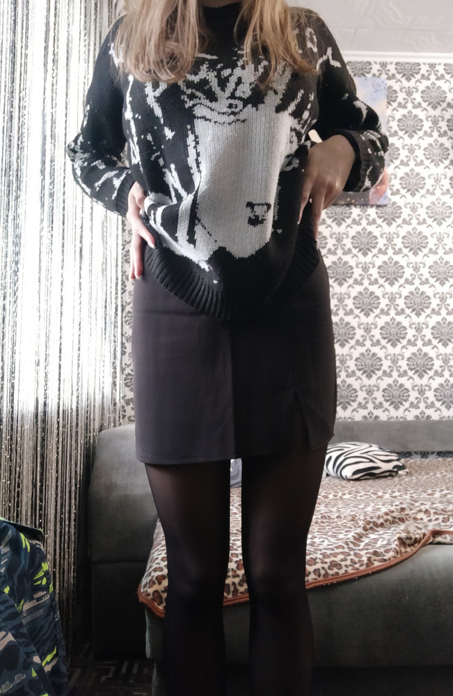 юбка пришла за 2-3 дня, хорошо упакована, без брака. купила за 887рэ. мой рост 163, вес 52, талия 61, бедра 90. никогда раньше не носила юбки, а сейчас очень нравится, много комплиментов от людей. минус юбок, они сползают вверх, поэтому не очень удобно. материал тянется, также он материала школьной юбки/брюк, если что, застёгивается юбка сзади