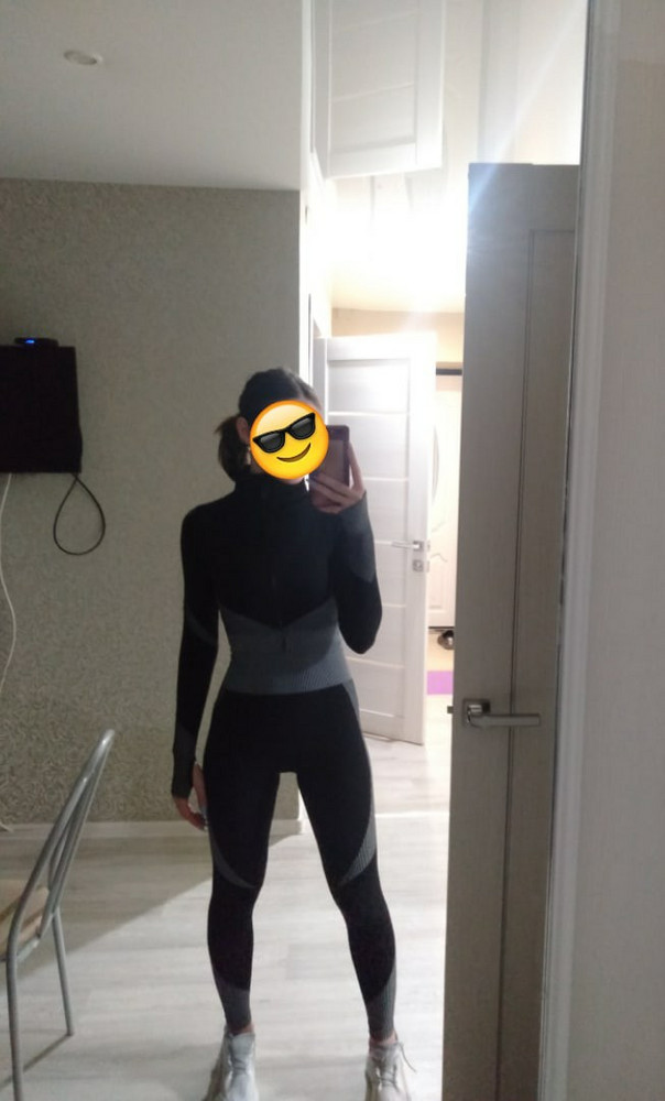 Ткань плотная, на осеннюю погоду отлично пойдёт. Думаю, что в зале жарко будет в нём. Вообще костюм классный, тянется, размер подошёл.
Взяла для бега, комфортно, ничего не давит.