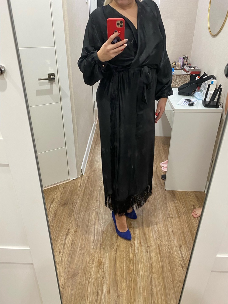 Я в восторге! Офигенное платье! Редко пишу отзывы, но сейчас не удержалась! На рост 158 под каблук отлично! Стройнит, очень приятное к телу! Берите не пожалеете! 