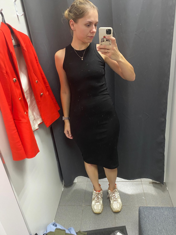 Отличное платье: не просвечивает, плотный стрейч, немного даже утягивает. Идёт в размер. Мой ОБ 100