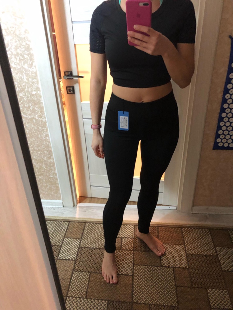 Леггинсы сели очень хорошо, но с топом промах. В районе плеч топорщится, получается верх топа большеват, а низ слишком обтянул. Поняла, что заниматься будет в нем неудобно. На большую грудь нужно поддевать спортивный бра - иначе с*ски видны) к сожалению, отказ. 